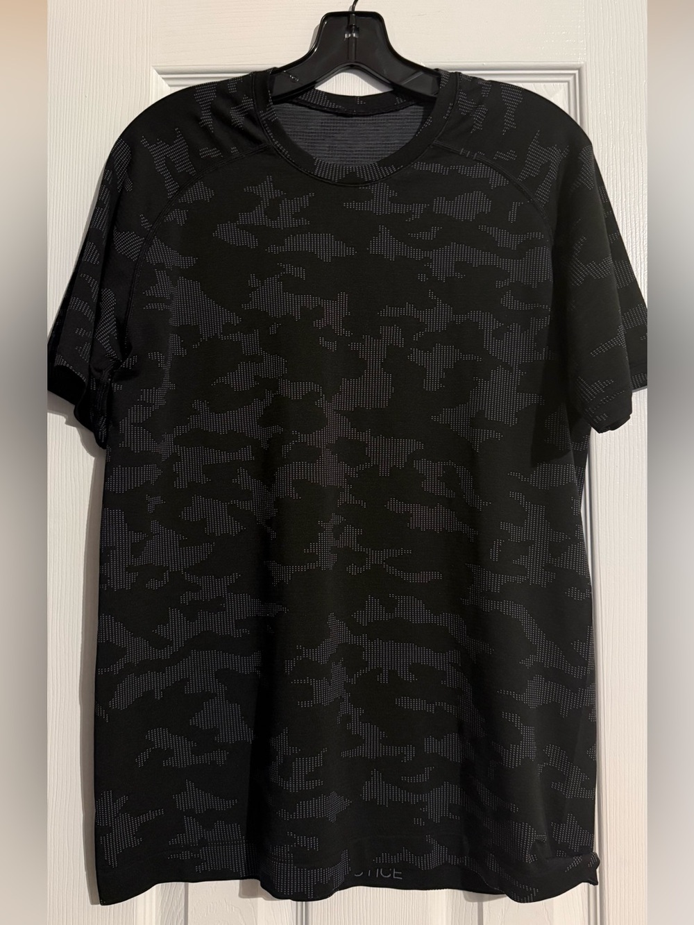 Lululemon metal Vent Breathe Shirt Black Camouflage Short-Sleeve camo M
